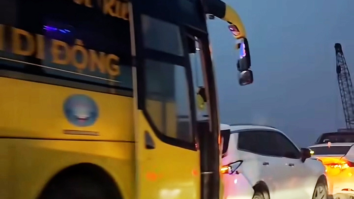 Multi-vehicle Collision on HCMC-Trung Luong Expressway Causes 6km Traffic Jam
