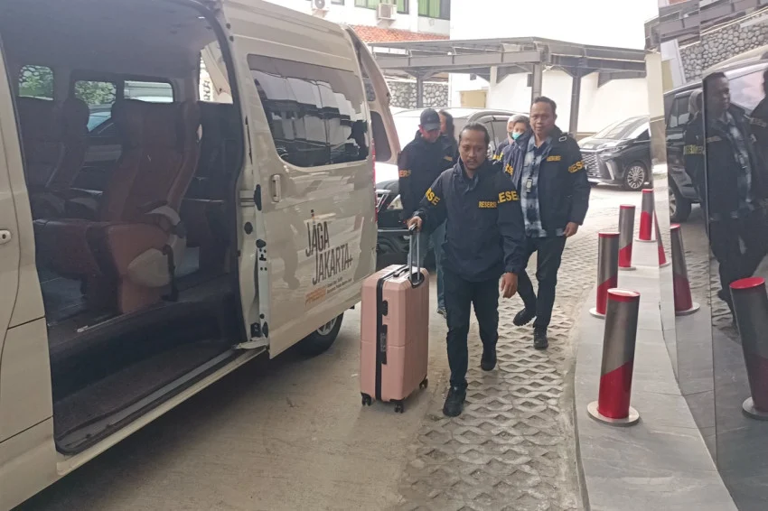 Police Investigators Visit Special Crimes Building at Attorney General's Office, Carrying Large Suitcases