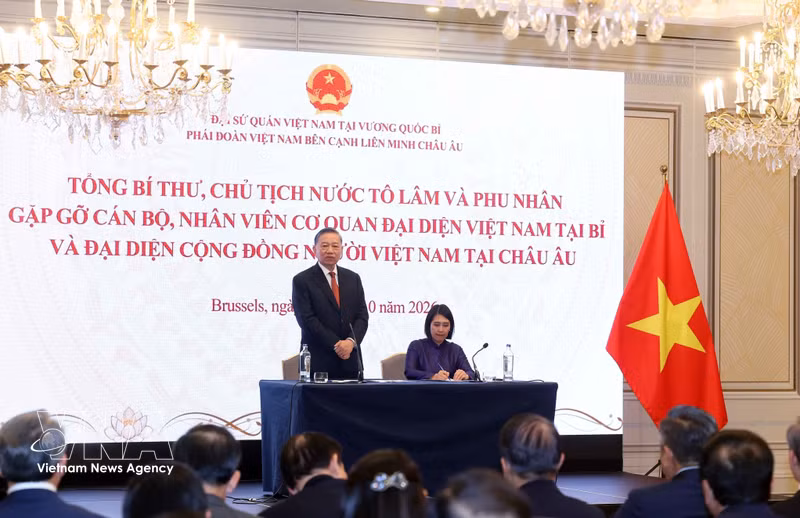 Vietnam's Top Leader Meets Overseas Citizens, Stresses Connection to Homeland