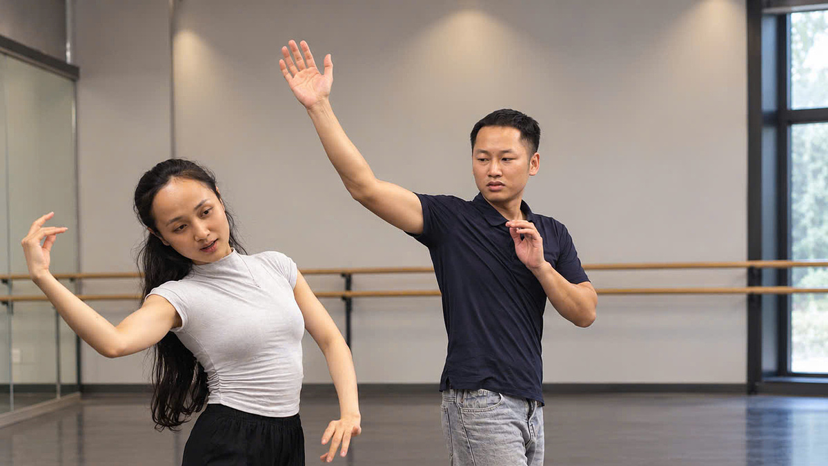 Vietnamese Men Embrace 'Ancient Style' Dance for Fitness and Stress Relief