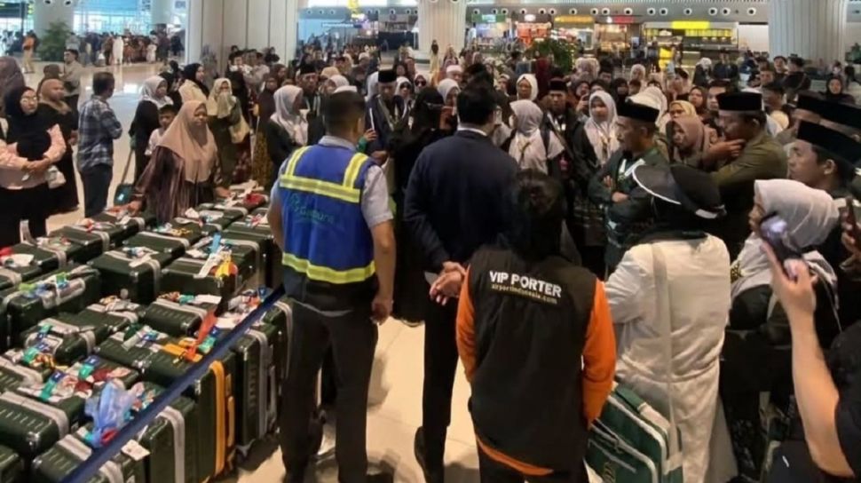 53 Umrah Pilgrims Stranded at Sultan Hasanuddin Airport Due to Saudi Arabia Unrest