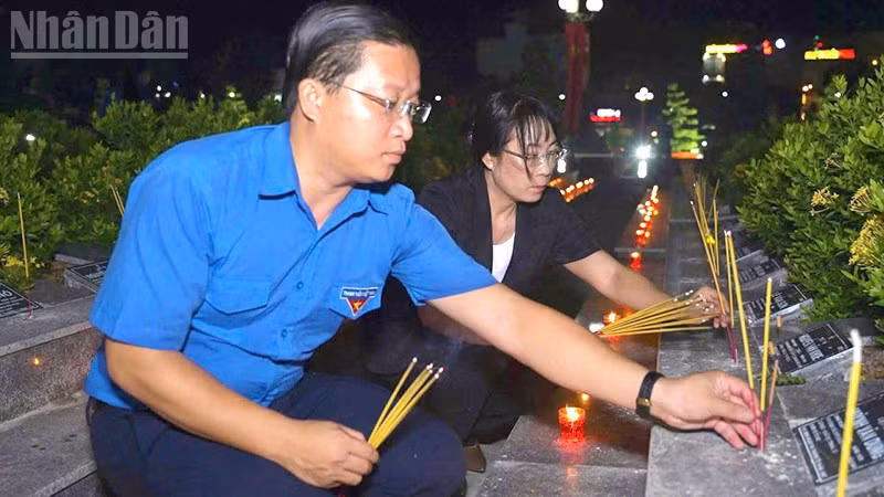 Vietnam Commemorates Fallen Heroes with Candlelight Tributes