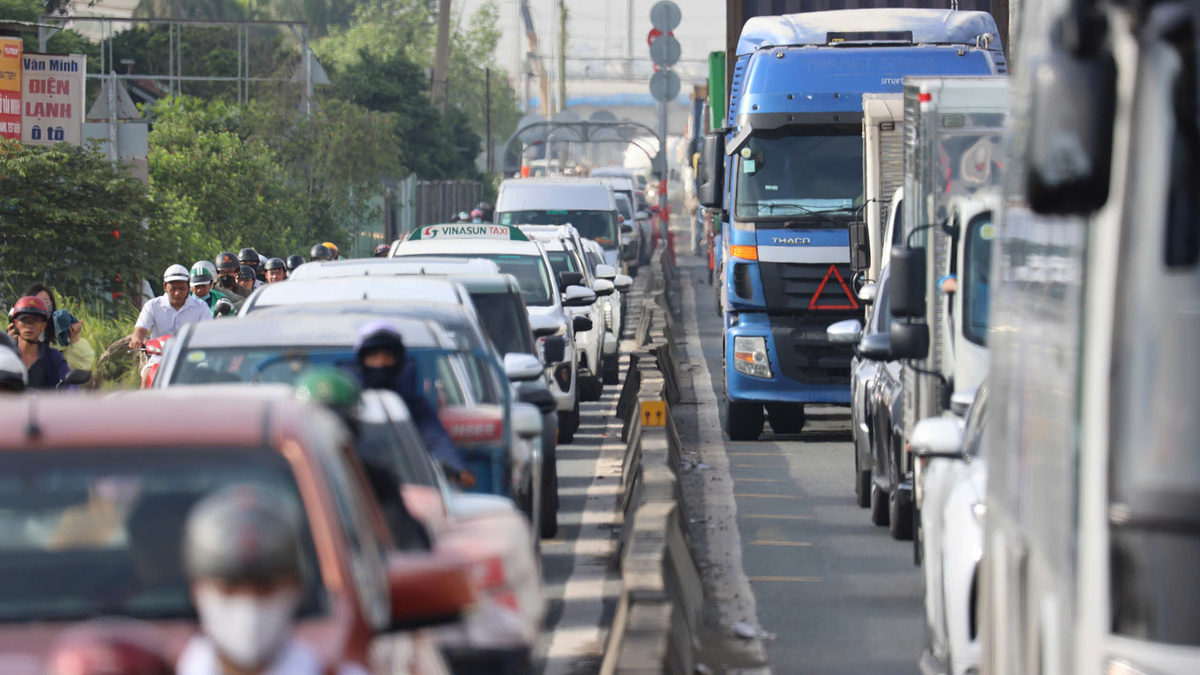 Traffic Chaos Near HCMC: Roadwork and Accidents Cause 10km Gridlock