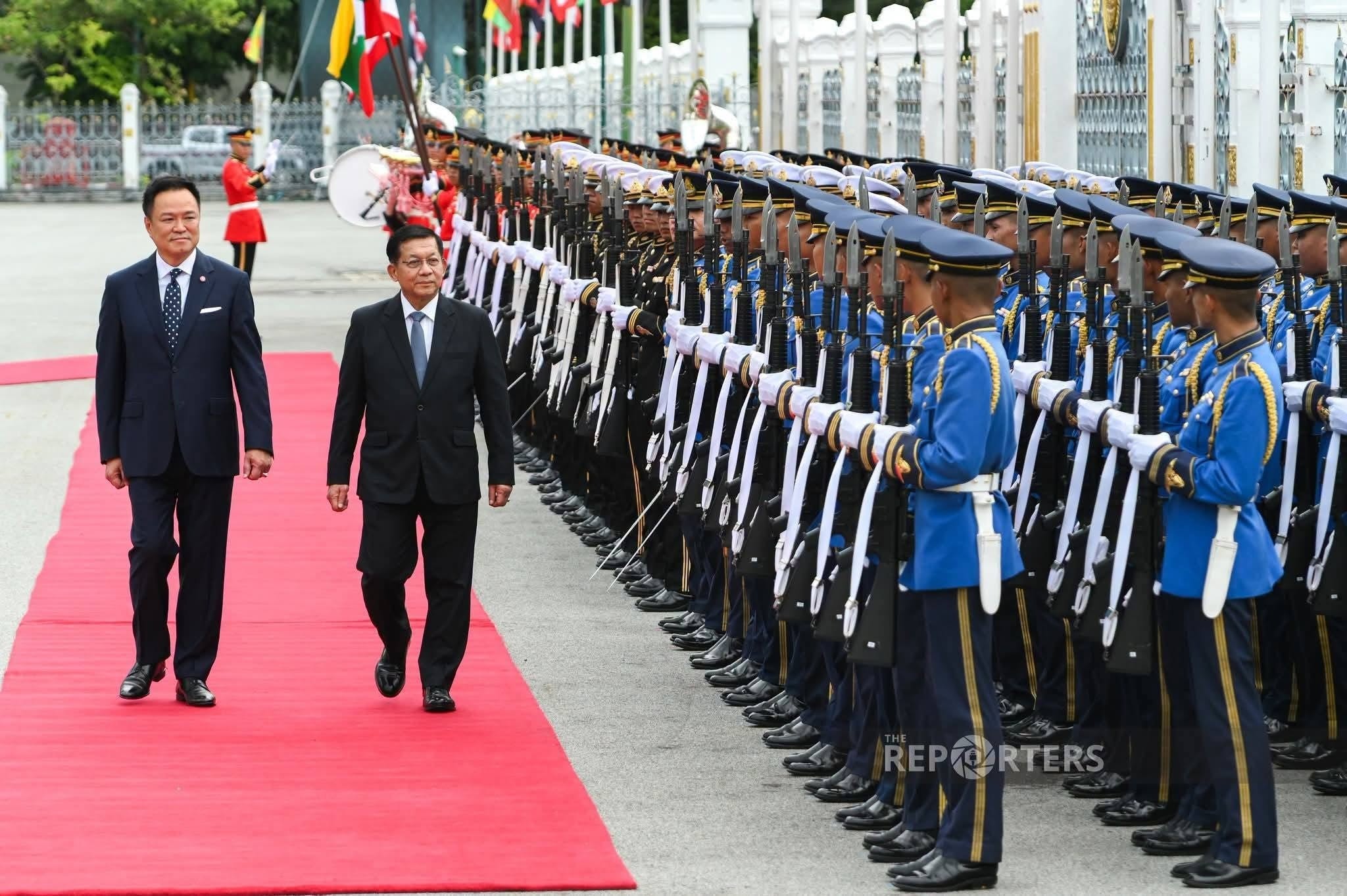抗議の声の中、暫定大統領ミンスラウンフライン氏をタイ首相が軍事パレードで歓迎