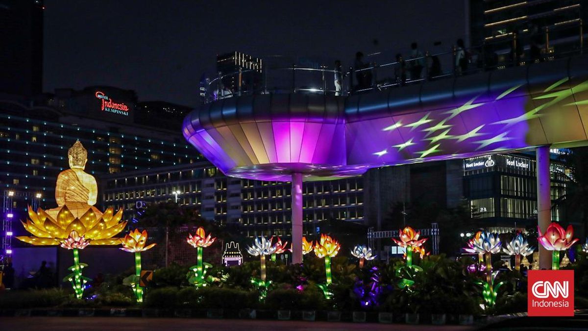 Glimmering Waisak Celebrations Light Up Central Jakarta