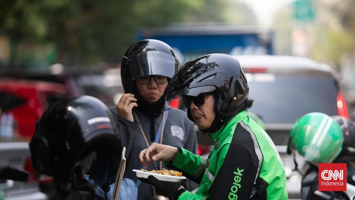 インドネシア大統領、バイクタクシー運転手の収入倍増を公約 新規則で