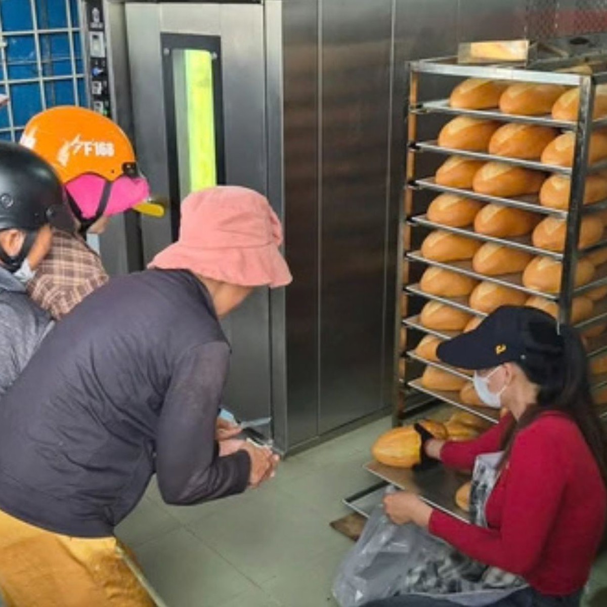 10,000 VND Banh Mi Sensation: Hue and Quang Tri Residents Queue for Hours