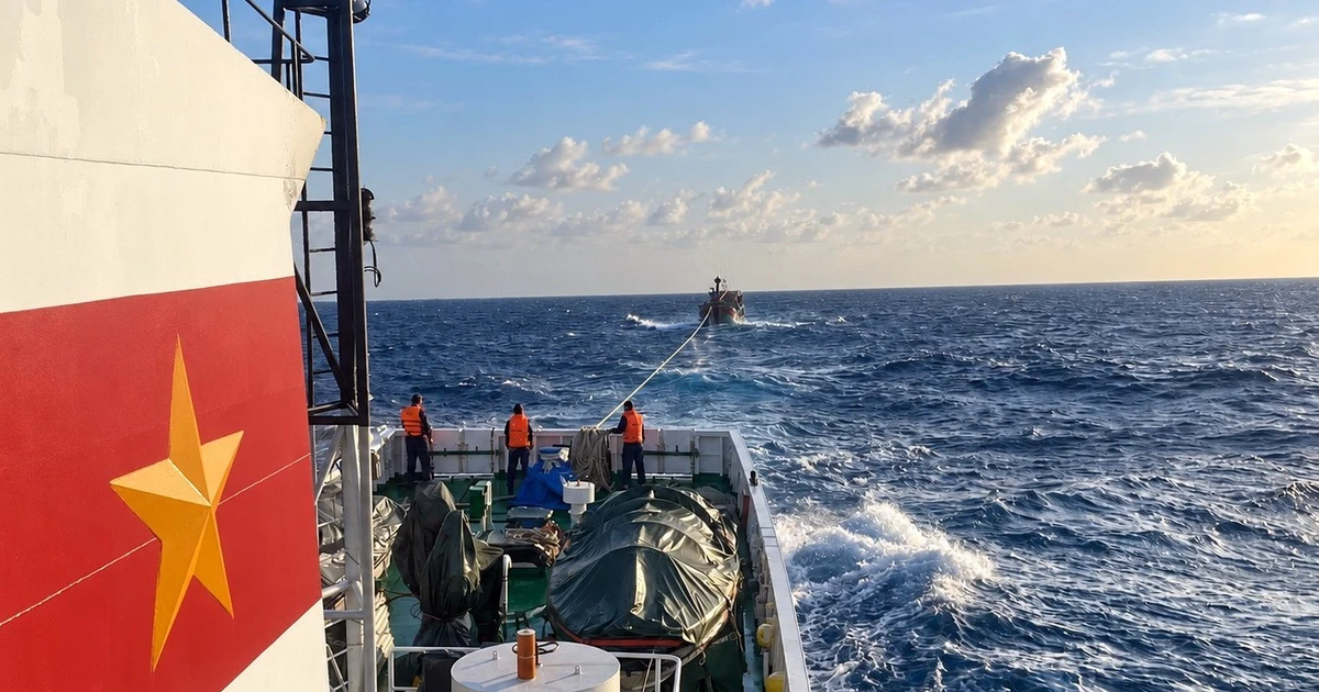 Vietnamese Coast Guard Rescues Fishing Boat in Rough Seas, Escorts to Phu Quy