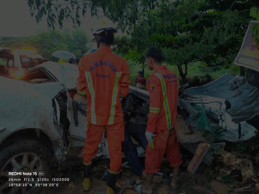 ヤンゴンのマークII車が横転し、クッコの木に衝突、2名死亡