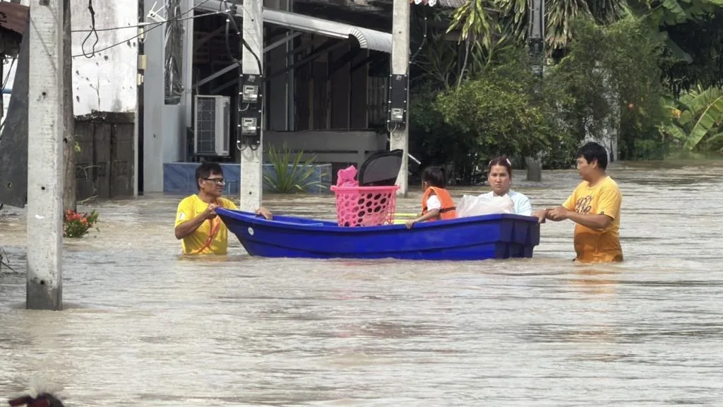 Southern Thailand Floods Escalate, Affecting Over 200 Households; Residents Use Ropes to Navigate Village