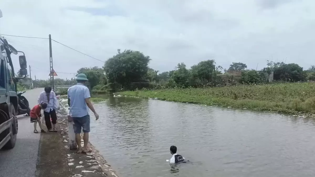 High School Student Dives into River to Rescue Two Younger Siblings Despite Not Knowing How to Swim