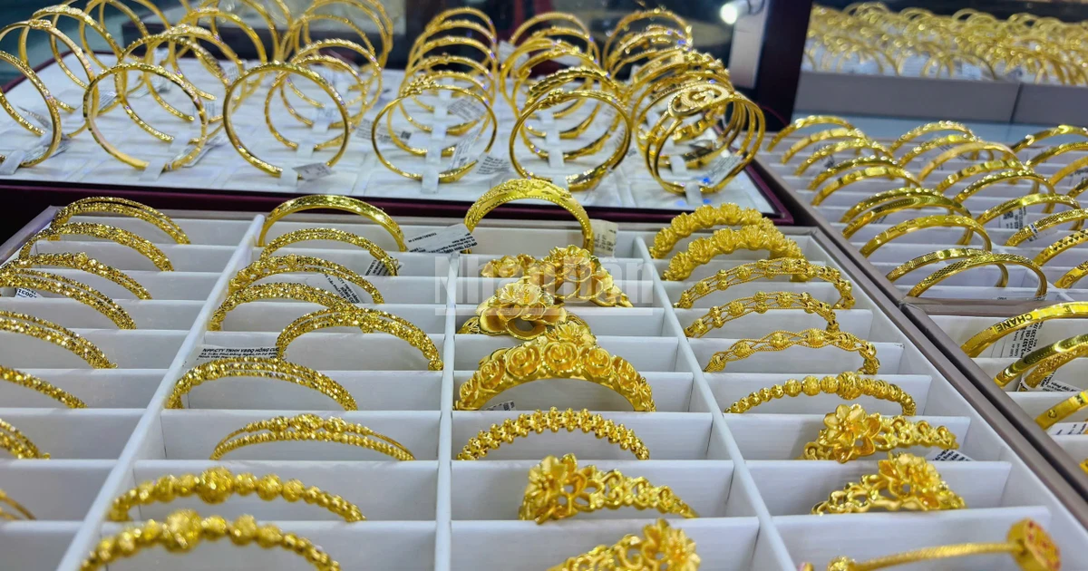 Vietnam Domestic Gold Prices Diverge from Global Market; SJC Gold Bars Stable