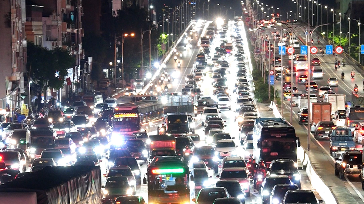 ハノイ、集中豪雨で広範囲な交通渋滞 インフラ整備の課題浮き彫り