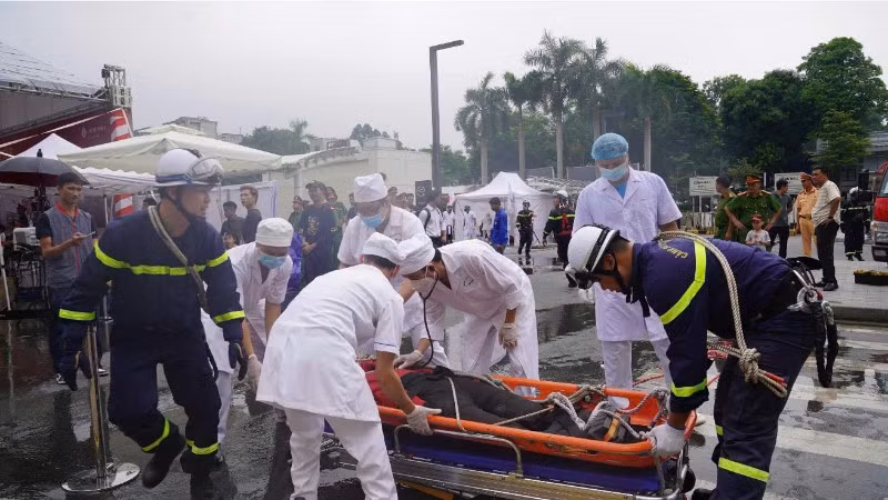Hanoi Conducts Large-Scale Firefighting and Rescue Drill at Lotte Mall West Lake