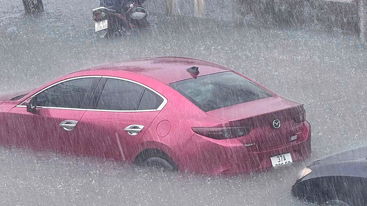 ベトナム中部、集中豪雨で都市部が広範囲に浸水