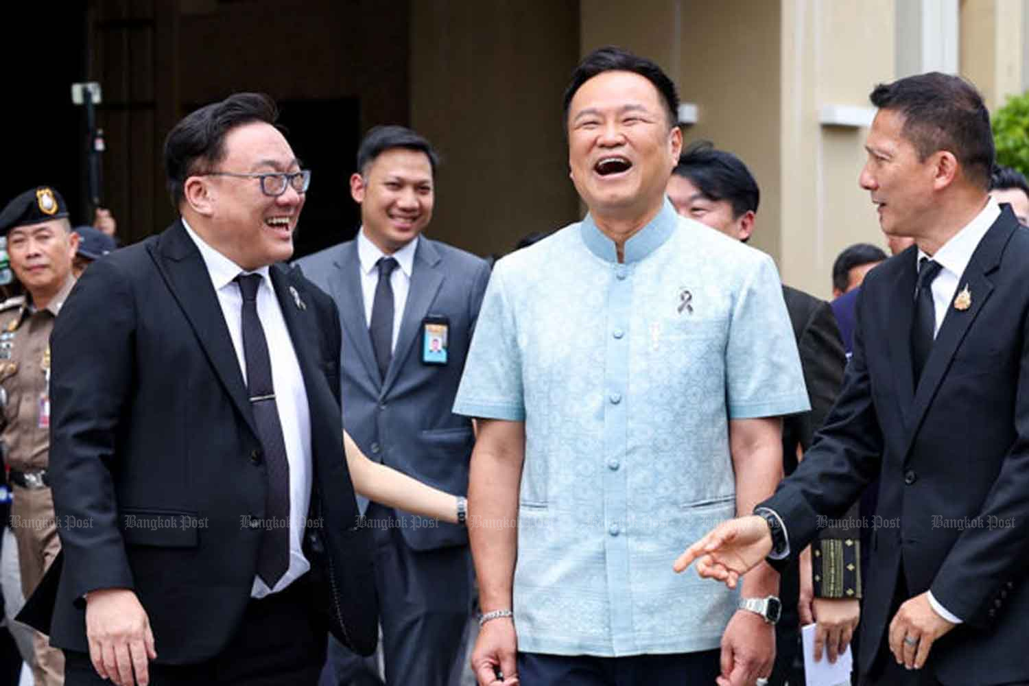 連立政権の亀裂否定、首相と閣僚が結束アピール
