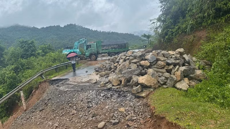 Vietnam Urgently Deploys Measures Against Heavy Rains and Landslides