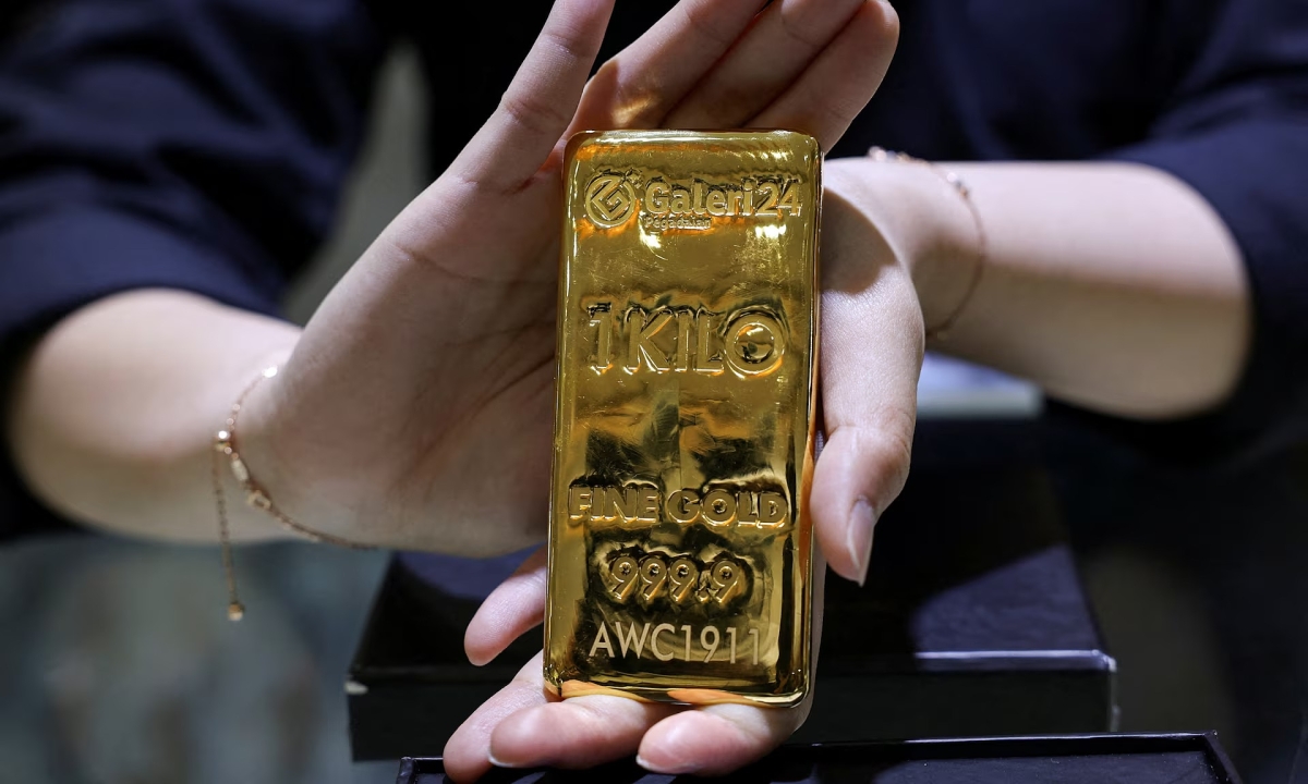 Gold prices forecast to decline further next week amid Wall Street caution