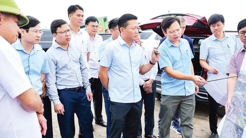 Ninh Binh Province Focuses on Resolving Delays in Ring Road 5 Parallel Road Project