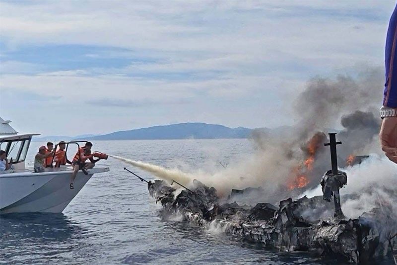 Fishermen, PCG Rescue 4 Crewmen from Burning Yacht in Romblon