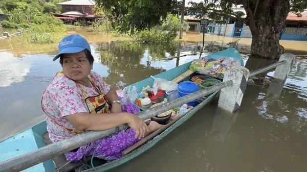 Ayutthaya Flooded Up to 2 Meters; 64-Year-Old Woman Sells Som Tum from Boat