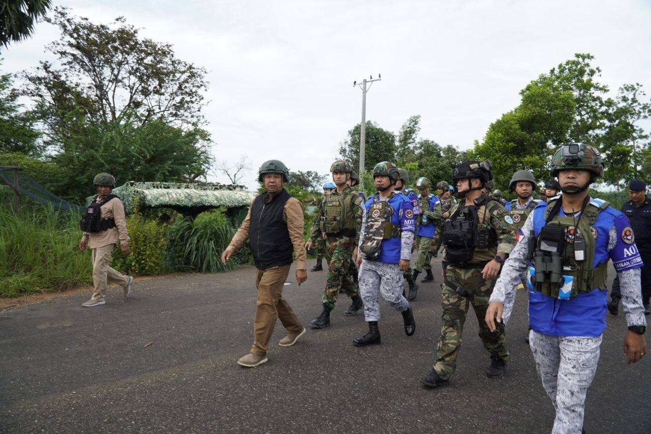Cambodia Investigates Thai Military's Illegal Container Occupation Along Border, Displacing Over 400 Families