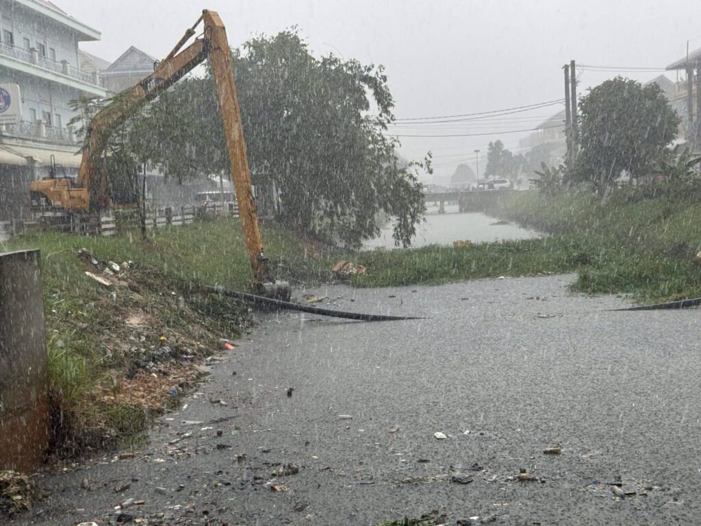 Phnom Penh's Sen Sok District Resumes Tuol Sampou Canal Cleaning for Rainy Season Flood Prevention