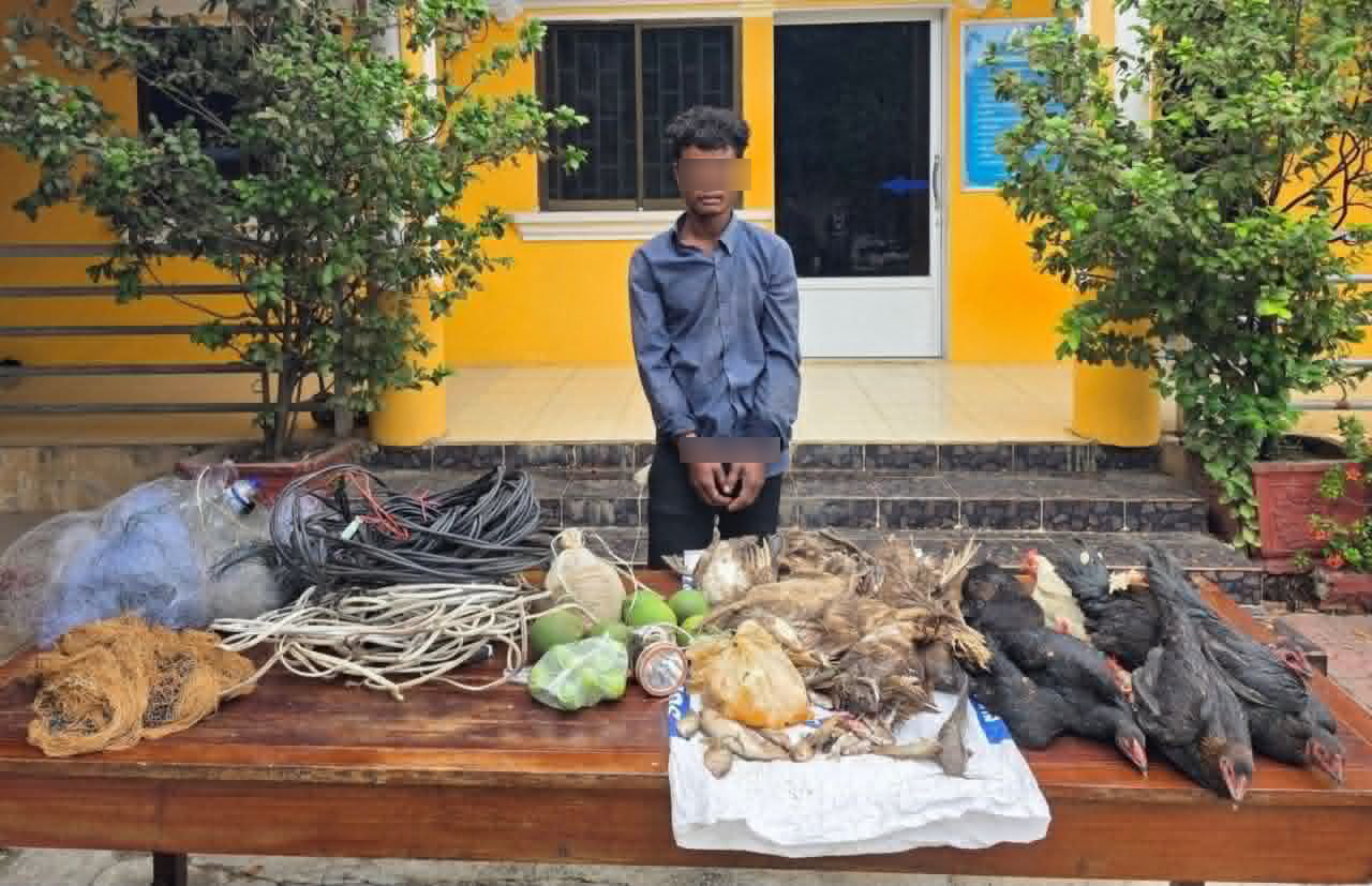 Cambodia: Chicken thief and wire snatcher arrested, found with drugs