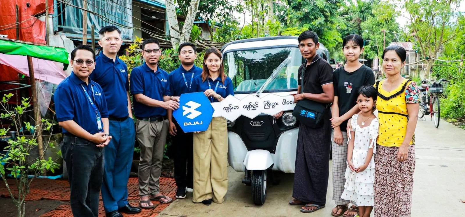 Bajaj RE Myanmar、2026年大学入学試験の成績優秀者2名に三輪自動車を寄贈