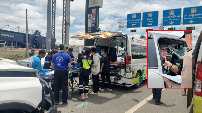 タイ・ブリラム:救急車と乗用車が交差点で衝突、患者と家族が負傷