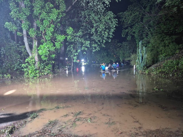 タイ:豪雨で車ごと池に転落、60歳僧侶が溺死