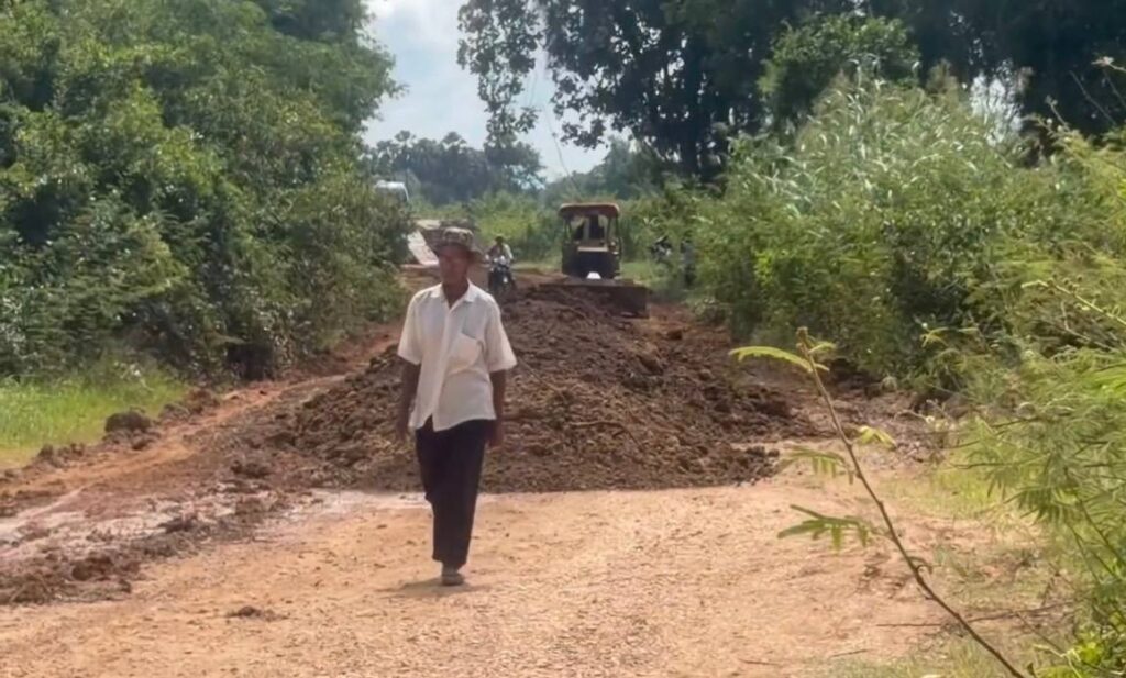 Cambodian Villagers Urge Authorities to Expedite Road Repair