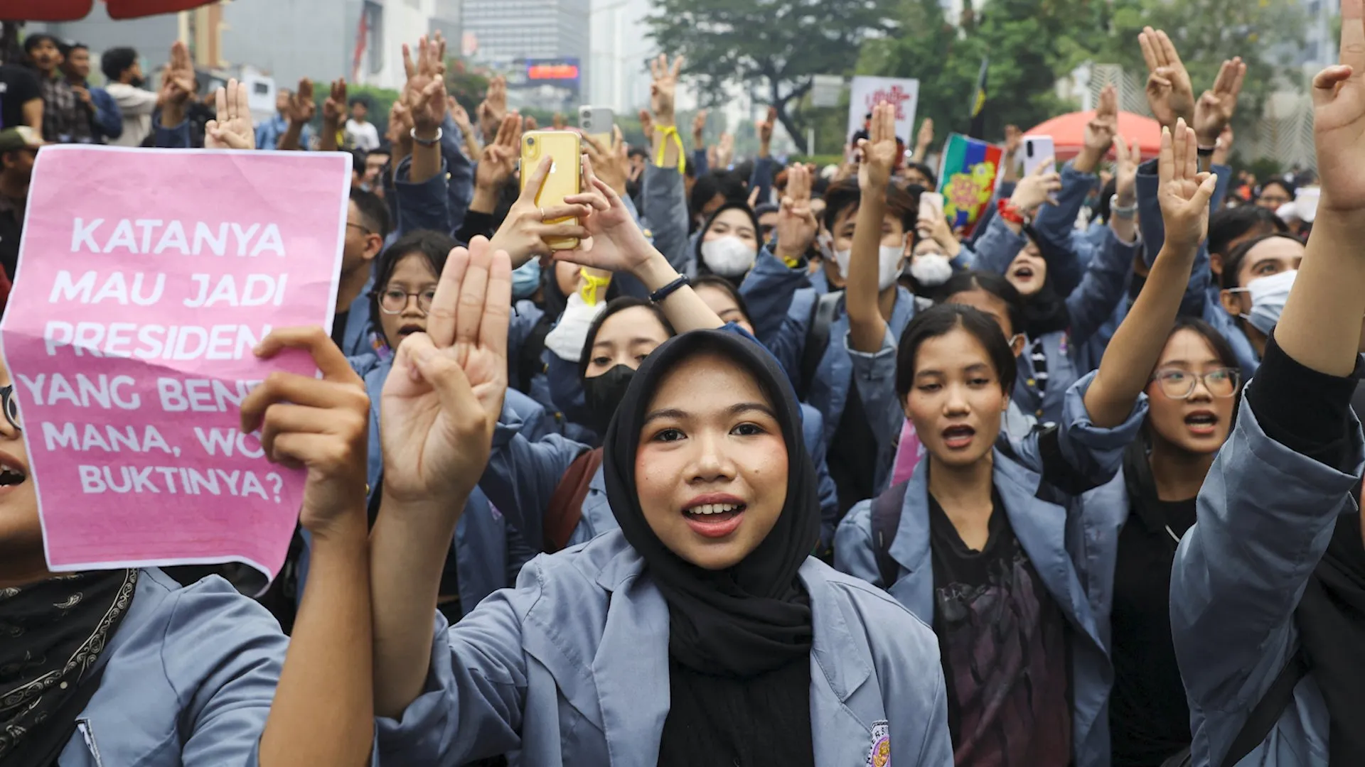 Indonesian Students Protest Wildfires and Rising Costs