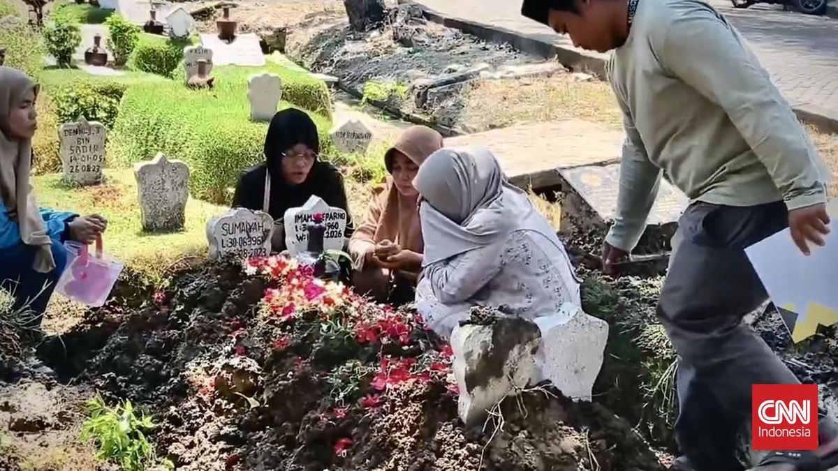 Grief-Stricken Families Mourn Victims of Capsized Ship Virgo in Surabaya
