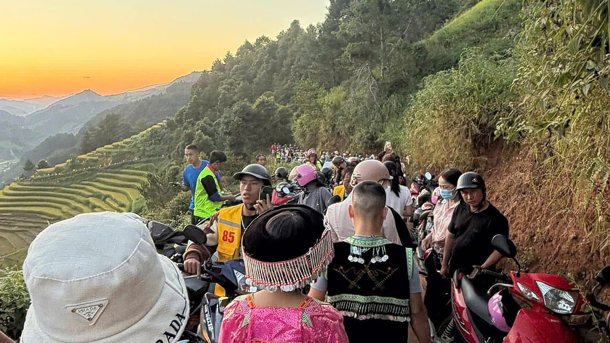 Mù Cang Chải Sees Tourist Surge for Golden Rice Fields and Sunset; Roads Clogged for Hours