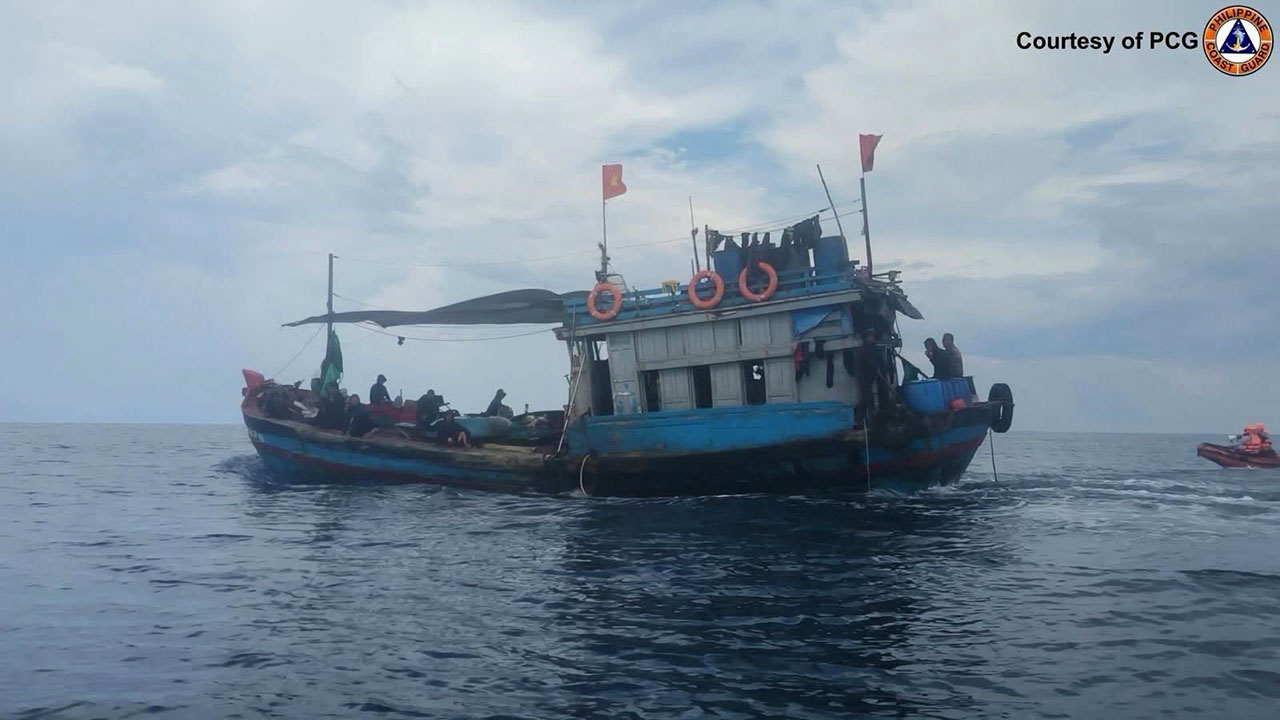 PCG Expels 5 Foreign Vessels Near Loaita Island in South China Sea