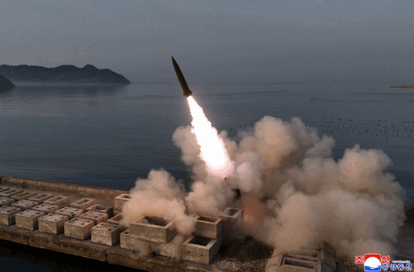 北朝鮮、弾道ミサイル発射 沈黙が分析官の憶測を呼ぶ