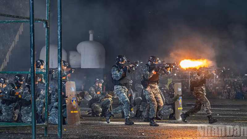 雨中の強靭さ:人民公安の力強さ示す演武披露