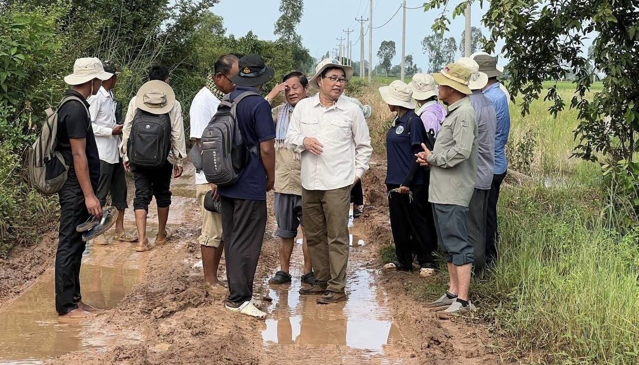 Cambodia Officials Inspect Rice Fields Amidst Flood Impact