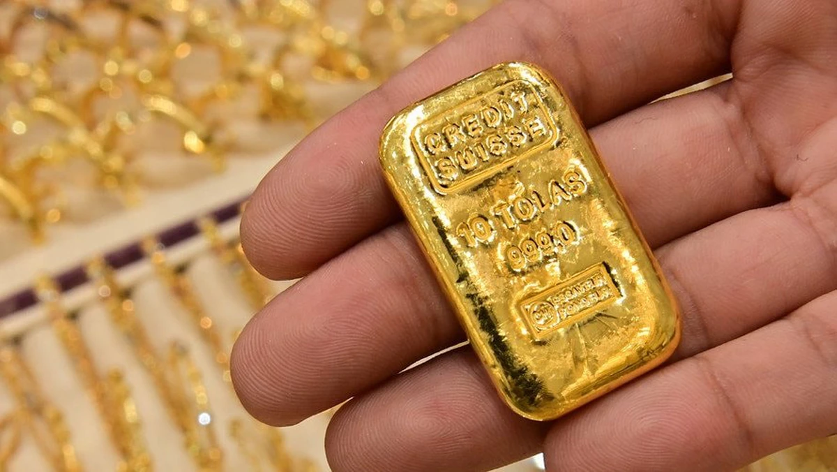 Vietnam domestic gold prices adjust downward following global market trends