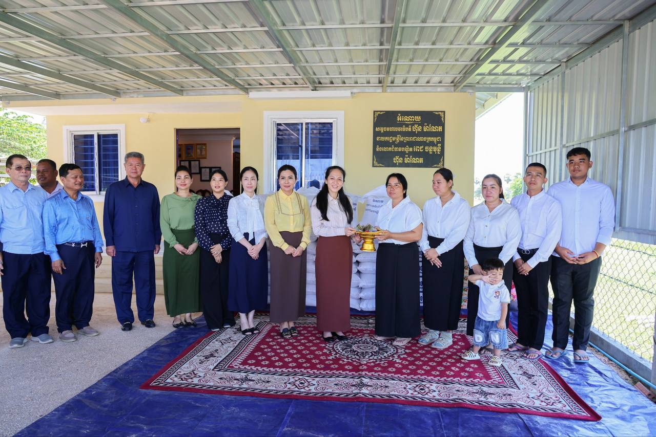カンボジア第一夫人が戦没兵士遺族に新居を寄贈、国家の恩に報いる姿勢示す