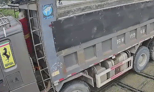 Drivers Risk Lives at Railway Crossings Despite Stricter Penalties in Vietnam