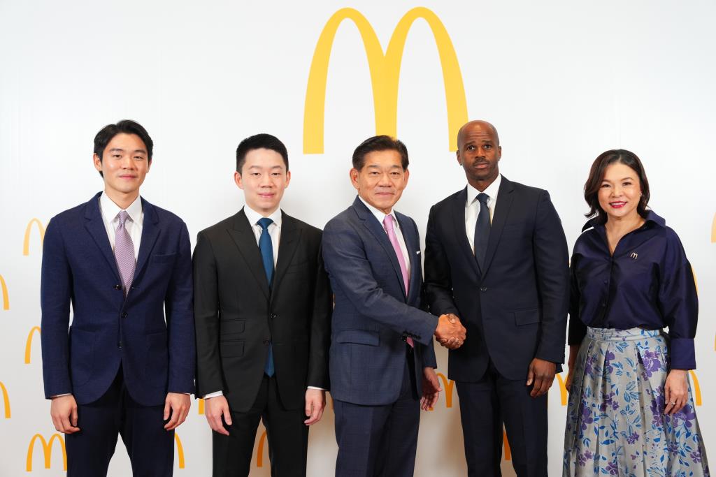 「ウィチャ・プールボララック」が3つの攻撃パンチを上げてマクドナルドの権利をさらに20年間勝ち取る