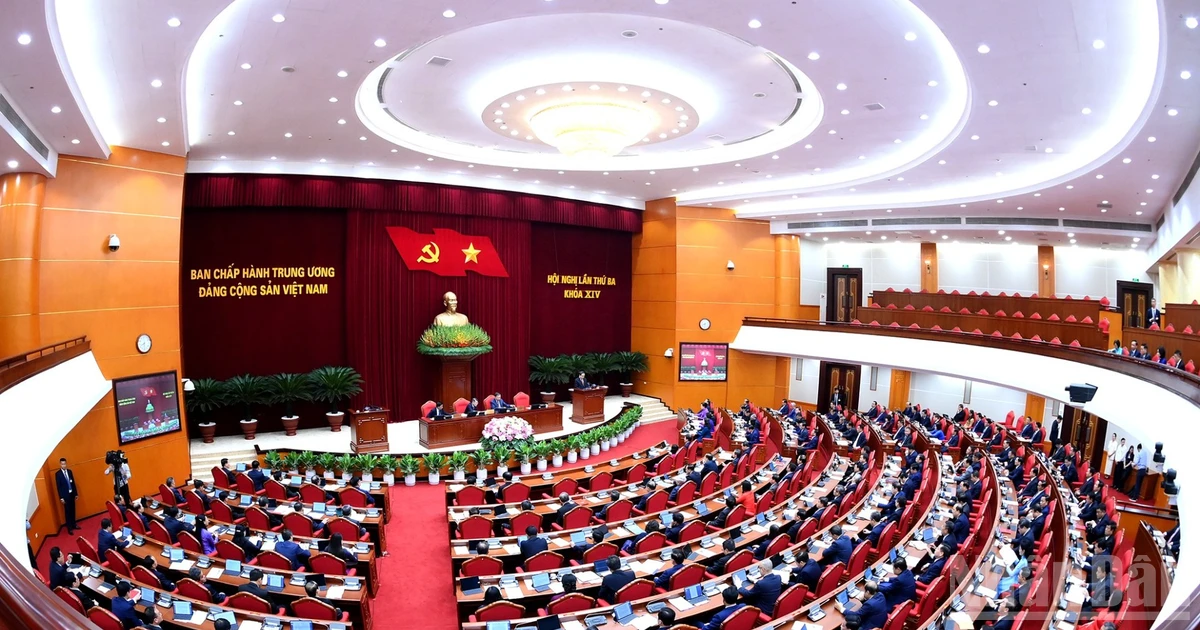 Vietnam Communist Party Central Committee Discusses Cadre Discipline and National Development Strategy