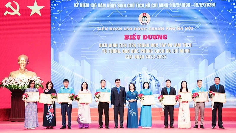 Hanoi Federation of Labor Honors Exemplary Workers Following Ho Chi Minh's Ideology