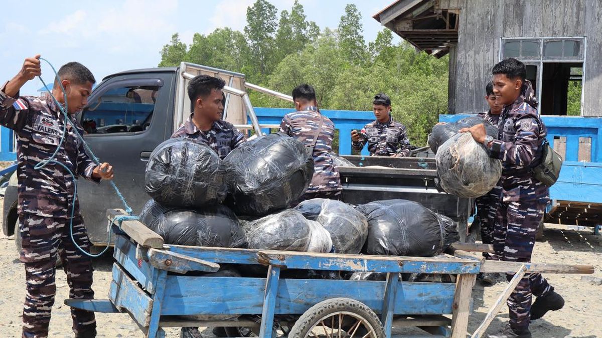 New Method of Smuggling Used Clothes from Malaysia Foiled by Indonesian Navy