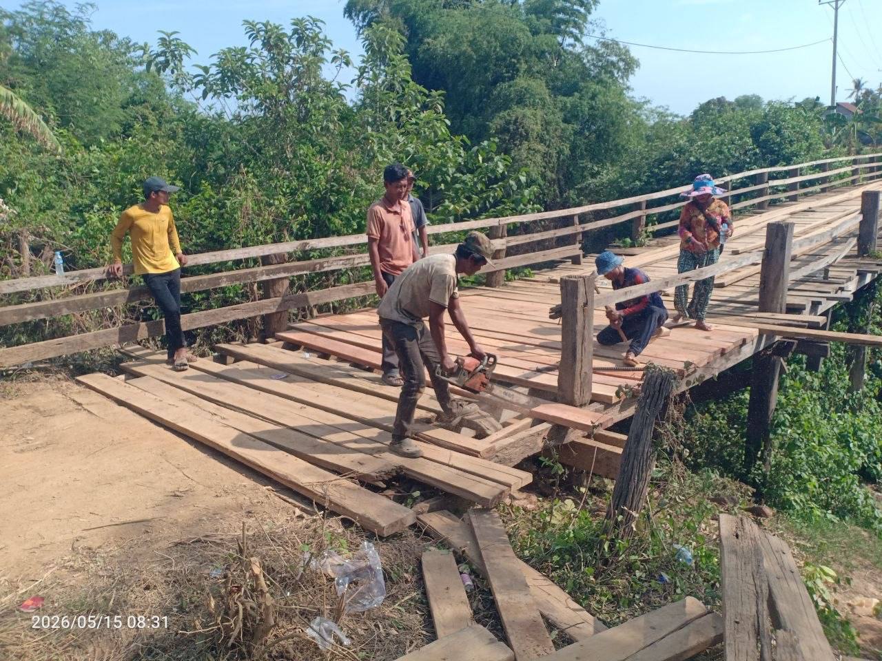Residents in Kratie Province Collaborate to Repair Hazardous Wooden Bridge