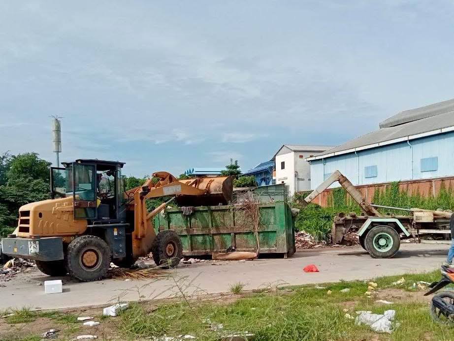 Phnom Penh Authorities Clean Up Two Illegal Dumping Sites Amidst Odor and Environmental Concerns