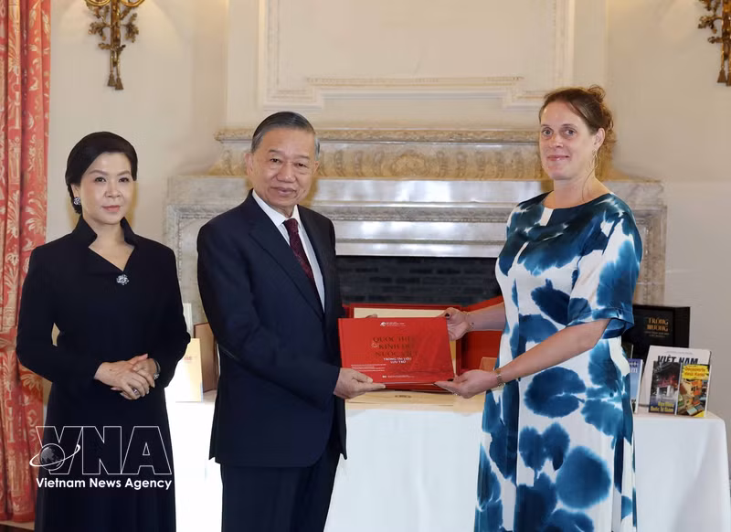 Vietnamese Leader Presents Books to Royal Library of Belgium