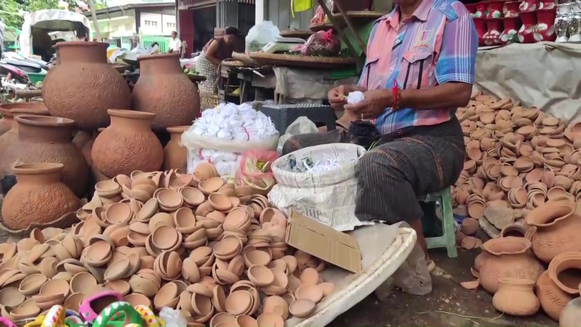 Fewer buyers for Tazaungmone oil lamps in Aunglan